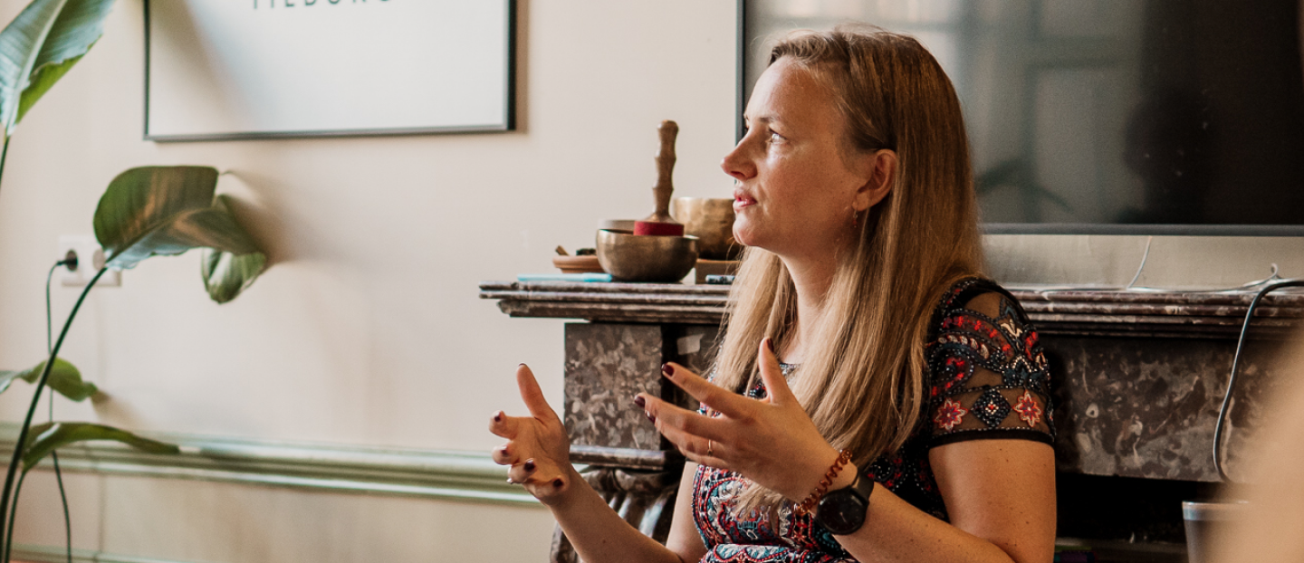 Vrouw in gesprek in een interieur
